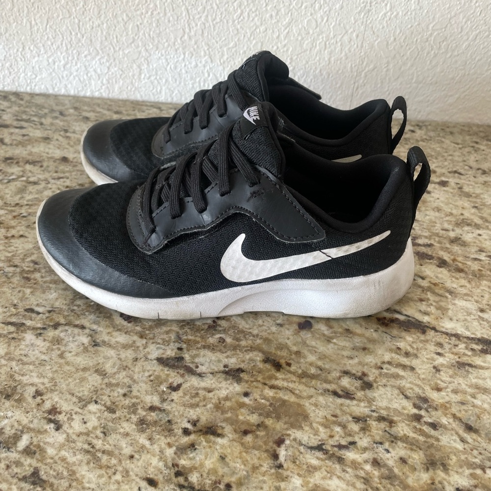Nike tanjun Dual-Tone Black and White Trainers